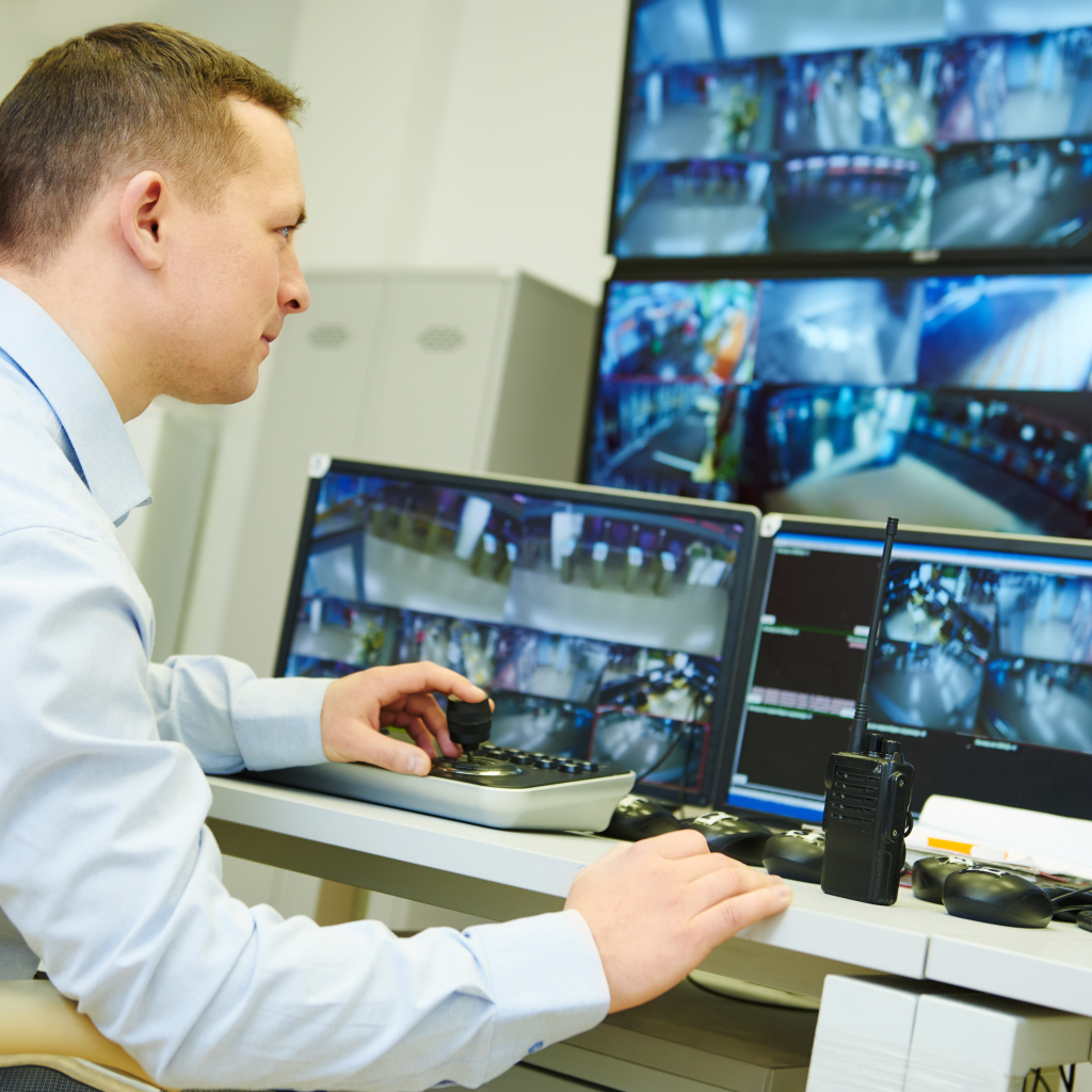 Typische voorbeelden waarvoor vaak een DPIA vereist is: cv-screening door een AI-tool, apps die locatiegegevens tracken, een webshop die klantengedrag analyseert of camera’s met gezichtsherkenning in een voetbalstadion: de mogelijkheden zijn eindeloos, evenals de potentiële risico’s.